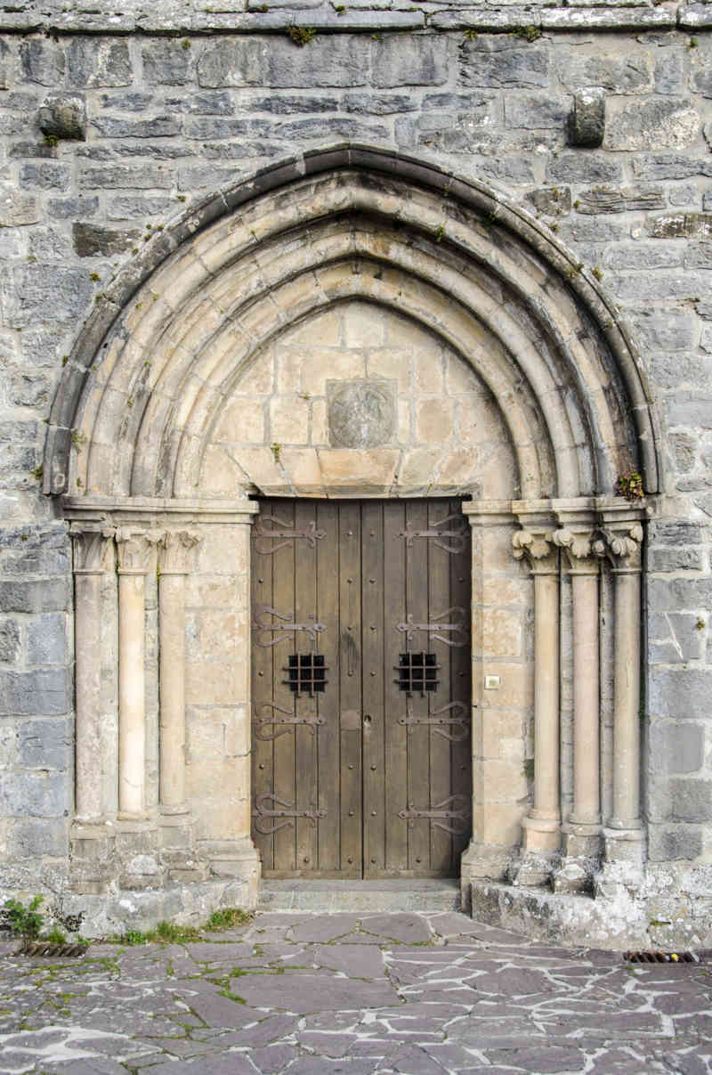 Comunidad Foral de Navarra 176 - Orreaga-Roncesvalles - iglesia de Santiago.jpg